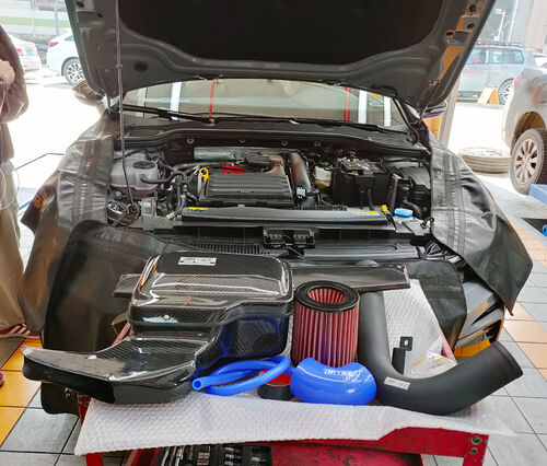 最新の会社の事例について EDDY カーボンファイバーインテークボックスでアップグレードされた第 8 世代ゴルフ: 真のエンジンパワーを解き放つ